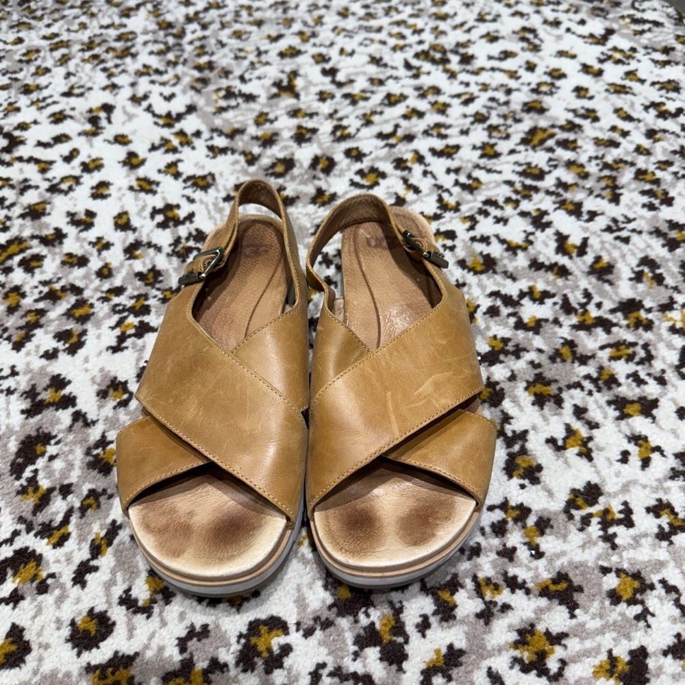 UGG Women's Tan Leather Sandals